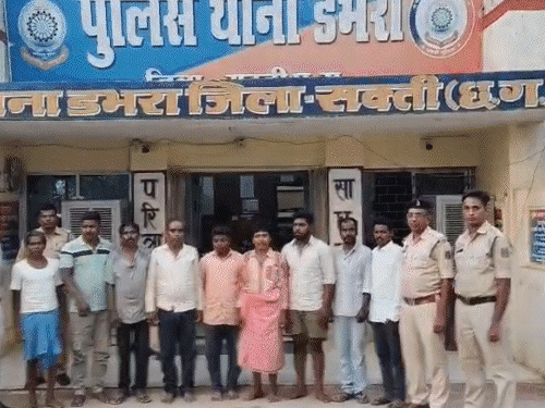 नग्न कर गांव में घसीटा, लाठी-डंडे से पीटा...VIDEO:सक्ती में पूर्व-पंच गिड़गिड़ाता रहा, रिश्तेदार पीटते रहे; पानी बंटवारे का विवाद, बेटे का भी सिर फोड़ा