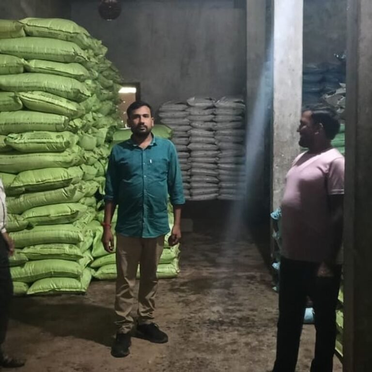 अवैध खाद ले जा रहे 2 पिकअप वाहन जब्त:रामचंद्रपुर में बिना दस्तावेज 100 बोरी यूरिया पकड़ी गई, कई दुकानों पर कार्रवाई