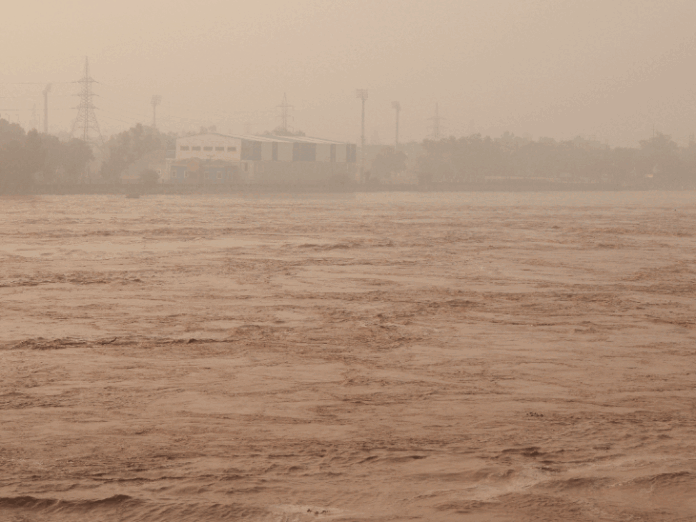 पाकिस्तान मंत्री बोले- भारत पानी को हथियार बना रहा:जानबूझकर पानी छोड़ा, जिससे बाढ़ आई; अब तक 750 से ज्यादा की मौत