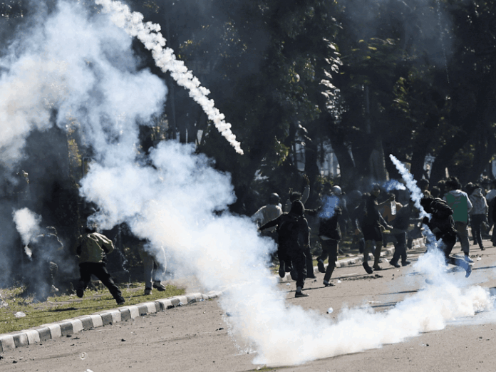 इंडोनेशिया में सांसदों की सैलरी बढ़ने पर प्रदर्शन, संसद जलाई:डिलीवरी बॅाय की मौत से और बिगड़े हालात, राष्ट्रपति प्रबोवो का चीन दौरा रद्द