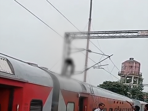 रेलवे डिपो में हाईटेंशन तार से झुलसे युवक की मौत:बारिश में वंदेभारत का AC ठीक करने चढ़ाया, चालू कर दी बिजली-लाइन; सुरक्षा-इंचार्ज पर FIR