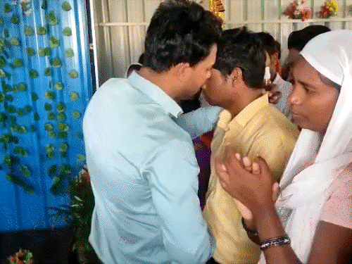 यशु-यशु वाले पास्टर स्टाइल में चमत्कार से इलाज का दावा...VIDEO:तेल-पानी से हाथ ठीक किया, महिलाएं बोलीं-हमने धर्म नहीं बदला; स्थानीय बोले-पैसे-बिजनेस का लालच दिया