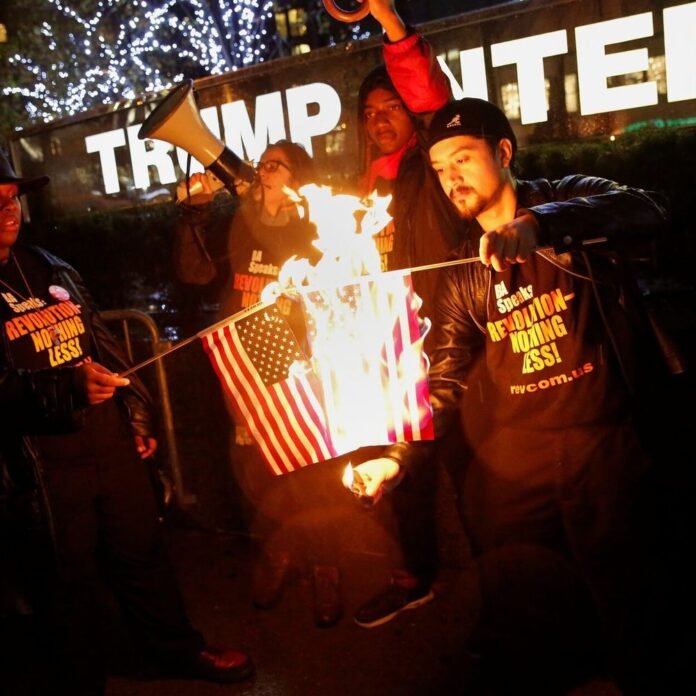 ट्रम्प का आदेश- अमेरिका का झंडा जलाया तो जेल होगी:प्रवासियों का देश निकाला होगा, बिना पैसे जमा किए जमानत पर भी रोक