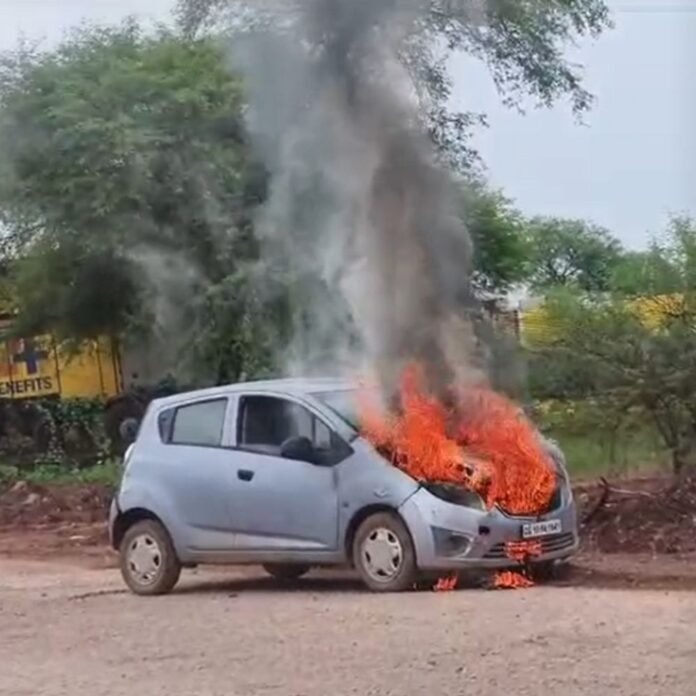 कवर्धा में चलती कार में लगी आग:बोनट खोलते ही भड़की लपटें, देर से पहुंची फायर ब्रिगेड, कार जलकर खाक