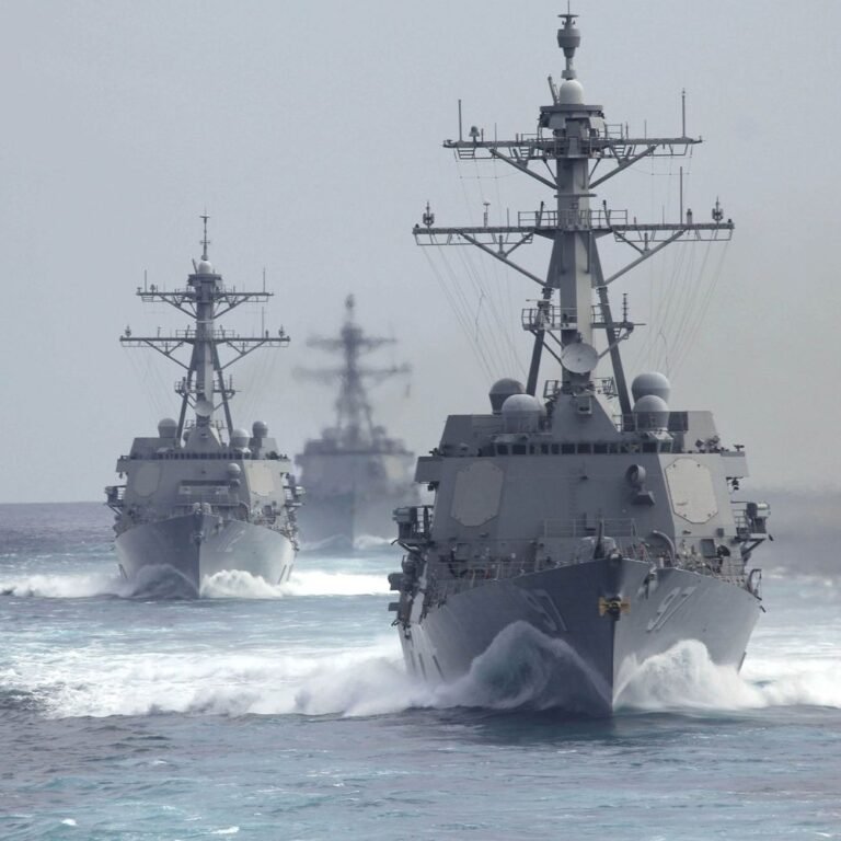 ट्रम्प ने वेनेजुएला के पास 3 वॉरशिप भेजे:ड्रग्स माफिया से निपटना मकसद, वेनेजुएला ने जवाब में 45 लाख लड़ाके तैनात किए, कहा- अमेरिका पागल हुआ