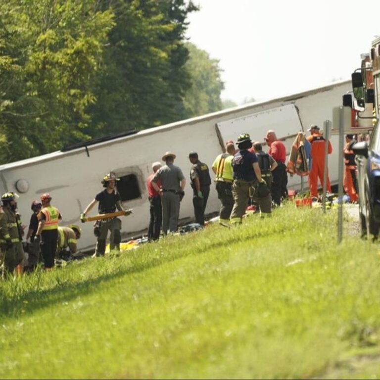 न्यूयॉर्क में टूरिस्ट बस पलटी, 5 लोगों की मौत:ड्राइवर के कंट्रोल खोने से हुआ हादसा; बस में सवार लोगों में भारतीय भी शामिल