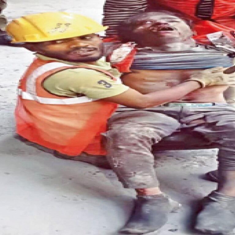 मेंटेनेंस के दौरान हादसा, परिजन-ग्रामीणों का हंगामा:सीपत एनटीपीसी में प्री-एयर हीटर प्लेटफॉर्म टूटा, 1 की मौत