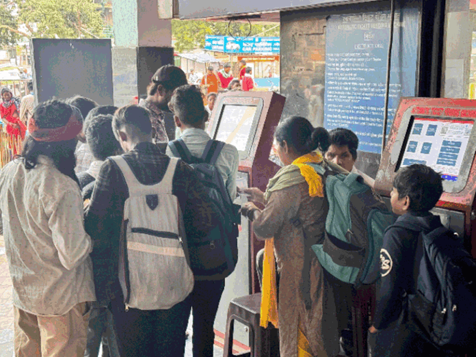 रायपुर में 24 घंटे में मोबाइल UTS टिकटिंग सर्विस बंद:रेलवे स्टेशन पर मशीन, TTE दोनों गायब; अफसर बोले- फुल टाइम सेवा शुरू नहीं हुई