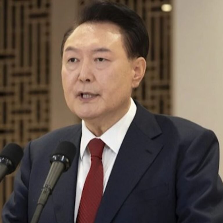 अंडरवियर पहने फर्श पर लेट गए पूर्व साउथ कोरियन राष्ट्रपति:पूछताछ में मदद नहीं की; यून सुक योल ने देश में इमरजेंसी लगाई थी