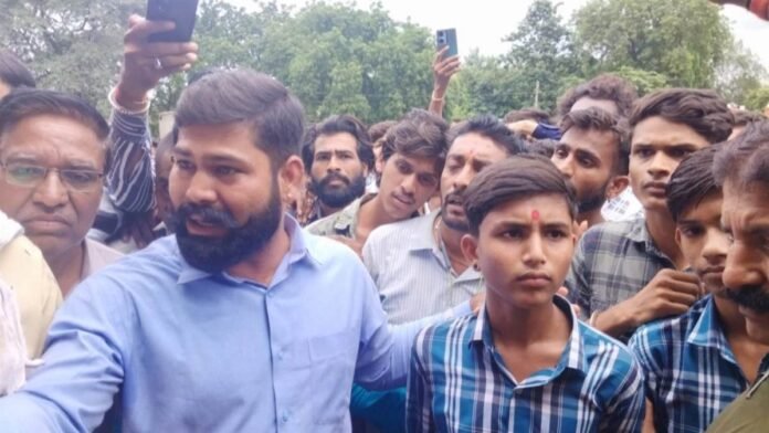 MP News: छात्रों के कलावा, रुद्राक्ष और रक्षा सूत्र पर अपशब्द बोलने वाले शिक्षक को हटाया, हिंदू संगठनों ने की थी मांग