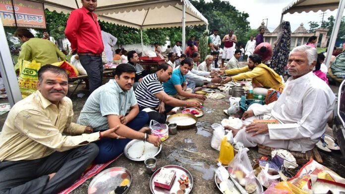 महालय श्राद्धपक्ष में पितृकर्म करने श्रद्धालु पहुंच रहे उज्जैन के गयाकोठा, लगी लंबी कतार
