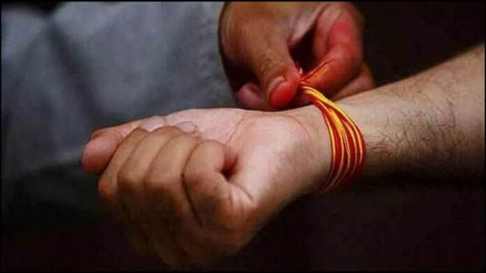 'धागा नहीं बांधोगी तो भगवान मर नहीं जाएंगे...' MP के स्कूल में टीचर ने कटवाए छात्राओं के हाथ के कलावे