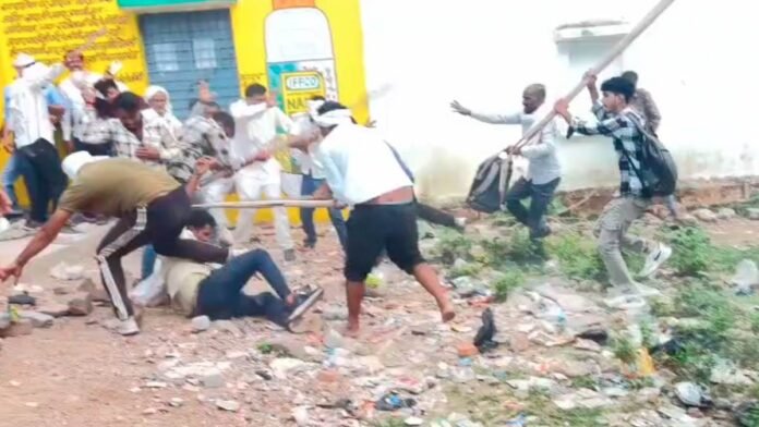 मध्य प्रदेश के मुरैना में खाद के लिए किसानों के बीच चली लाठियां