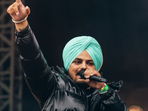 मूसेवाला के पिता बोले-बेटे के कातिलों को देखना चाहता हूं:स्क्रीन पर साफ नहीं दिखते, कोर्ट ने सुनते ही दिया आरोपियों को पेश करने का आदेश