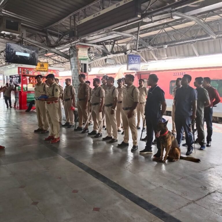 कोरबा रेलवे स्टेशन पर आपात स्थिति से निपटने का अभ्यास:डॉग स्क्वायड की मदद से पुलिस और आरपीएफ ने की ट्रेन और प्लेटफॉर्म की जांच