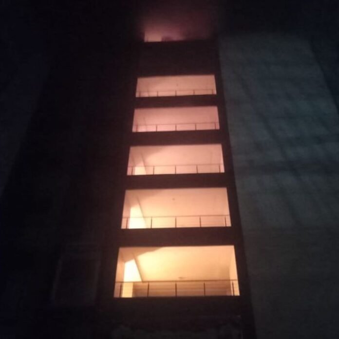 रायपुर के बेबीलोन होटल में आग...47 लोगों को निकाला, VIDEO:लिफ्ट बंद होने से फंसे थे, पहली मंजिल में उठी चिंगारी 7वें फ्लोर तक फैली