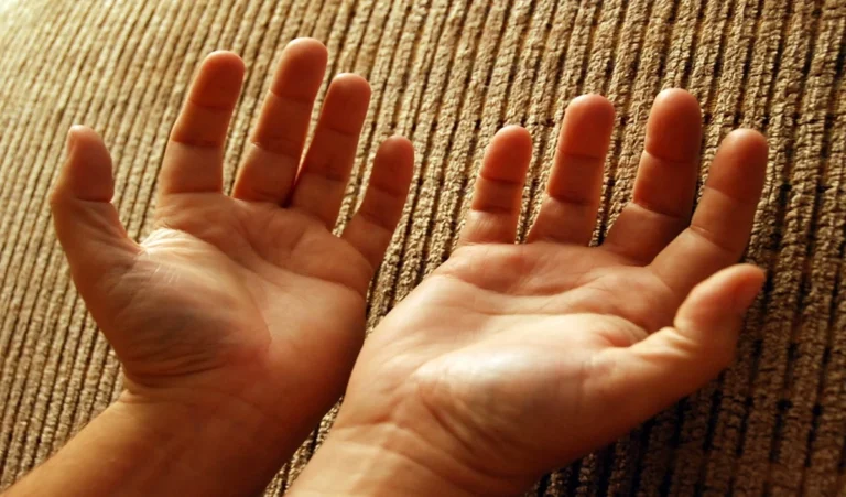 Bad Luck Line in Palm: क्या आपकी हथेली में हैं ये ‘बदकिस्मती’ की रेखाएं, मेहनत के बाद भी नहीं मिलेगी सफलता