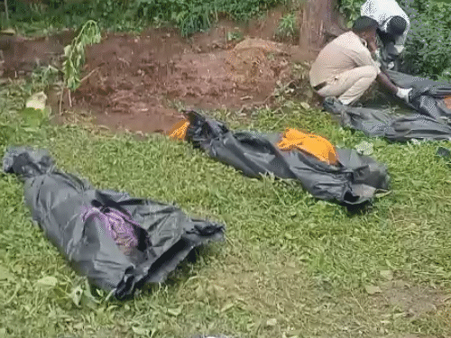 पति-पत्नी, 2 बच्चों को मारकर घर की बाड़ी में दफनाया:रायगढ़ में कुल्हाड़ी से हत्या; बदबू आई तो कब्र खोदकर निकाले गए शव