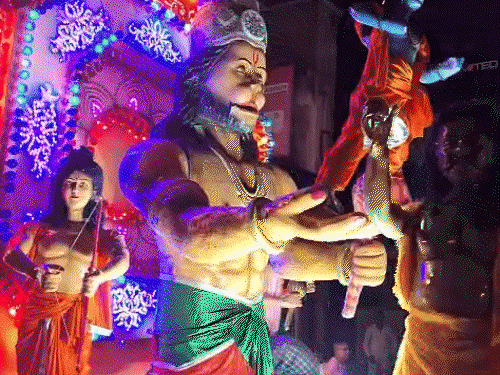 रायपुर गणेश झांकी में छत्तीसगढ़ी परिधान में दिखे बप्पा:ऑपरेशन सिंदूर, राफेल की झलक, तेज साउंड वाले डीजे रोके गए; कई सड़कें जाम