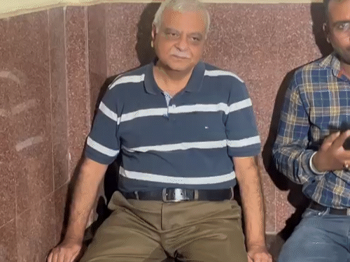 सरेंडर करने तीसरी बार कोर्ट पहुंचे पूर्व IAS आलोक शुक्ला:नान घोटाले के आरोपी है; रिमांड पर ले सकती है ED; सुनवाई जारी