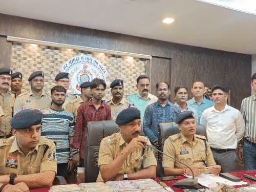 व्यापारी से 10 लाख लूटकर जमीन में गाड़ा कैश:इंस्टाग्राम पर थम-इमोजी भेजकर दोस्तों को दिया सिग्नल, नाबालिग नौकर ने रची साजिश, चाकू दिखाकर लूट