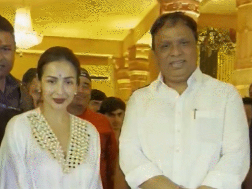 रणबीर कपूर और मलाइका अरोड़ा ने किए बप्पा के दर्शन:नंगे पैर दिखे एक्टर, फैंस के साथ सेल्फी लेती नजर आईं मलाइका