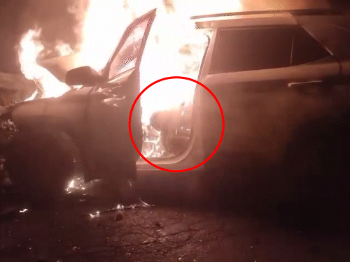 एक्सीडेंट के बाद जिंदा जल गए 2 युवक LIVE VIDEO:सीट पर तड़पते दिखे दोनों, जगदलपुर में बोलेरो से टकराई कार; 2 लोग बचाए गए