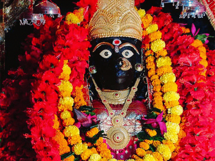 नवरात्रि का दूसरा दिन...लाल फूलों से मां-दंतेश्वरी का श्रृंगार:पीली आभा में सजी रायपुर की मां-महामाया; डोंगरगढ़ पैदल जाने वाले भक्तों के लिए बना कॉरिडोर