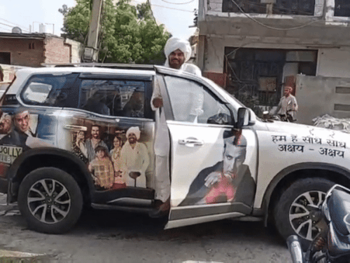 हरियाणवी पहनावे में अक्षय कुमार से मिला आढ़ती परिवार:₹25 लाख की स्कॉर्पियो खरीदी; बॉलीवुड स्टार के पोस्टर लगा पानीपत से मुंबई पहुंच गए
