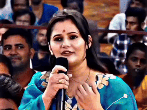 हरियाणवी एक्ट्रेस ने अनिरुद्धाचार्य से ट्रोलिंग पर सवाल पूछा:अंजलि राघव बोलीं- लोग मीम्स बना रहे, कथावाचक बोले- कुत्तों को जवाब देने की जरूरत नहीं