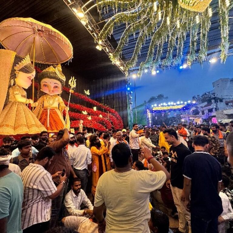 पंडाल में बजाए अश्लील गाने…AI गणेश प्रतिमा पर बवाल:रायपुर में हिंदू संगठन का हंगामा, बोले-जब तक विसर्जित नहीं करेंगे, तब प्रदर्शन करेंगे