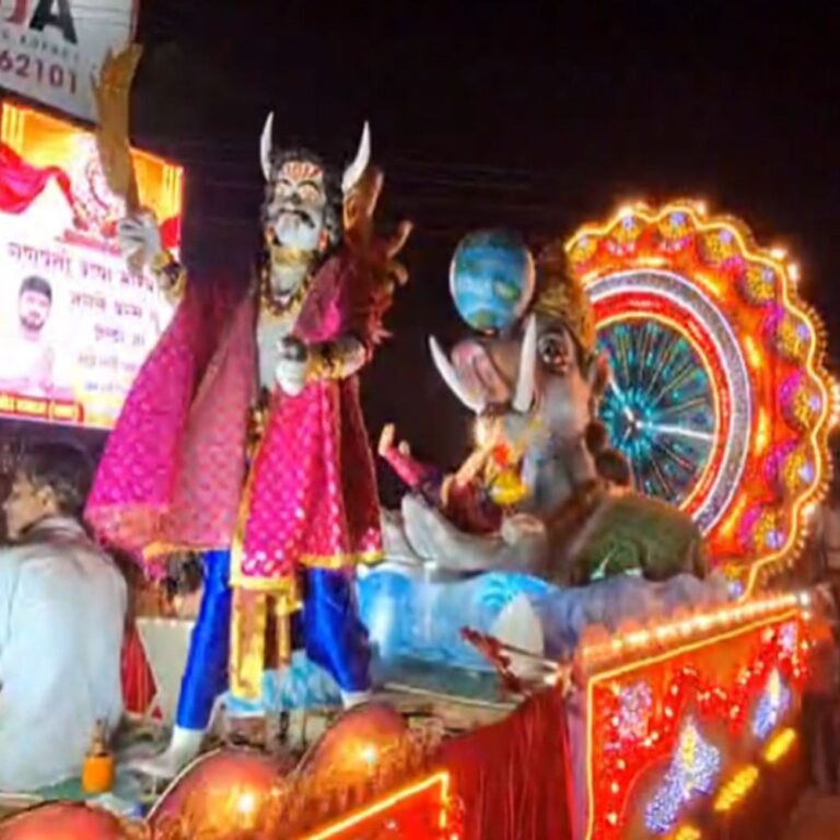 रायपुर में निकली गणेश झांकी…कई रूट डायवर्ट:ऑपरेशन सिंदूर और राफेल की झलक, तेज आवाज वाले DJ होंगे जब्त, 800 पुलिसकर्मी तैनात, ड्रोन से निगरानी