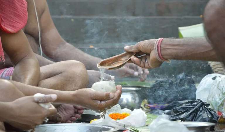 Pitru Paksha 2025: पितृ पक्ष पर इस तरह से करें पितरों की शांति के लिए पूजा, यहां जानिए श्राद्ध के नियम कायदे