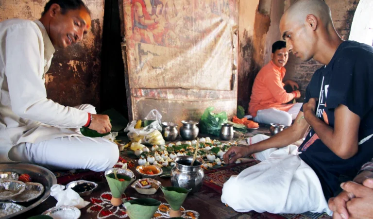 कल है सर्वपितृ अमावस्या? इन चीजों का करें दान, पितरों का मिलेगा आशीर्वाद
