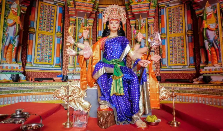 Shardiya Navratri 2025: नवरात्रि में पहनें राशि अनुसार कपड़ों के रंग, देवी दुर्गा होंगी प्रसन्न