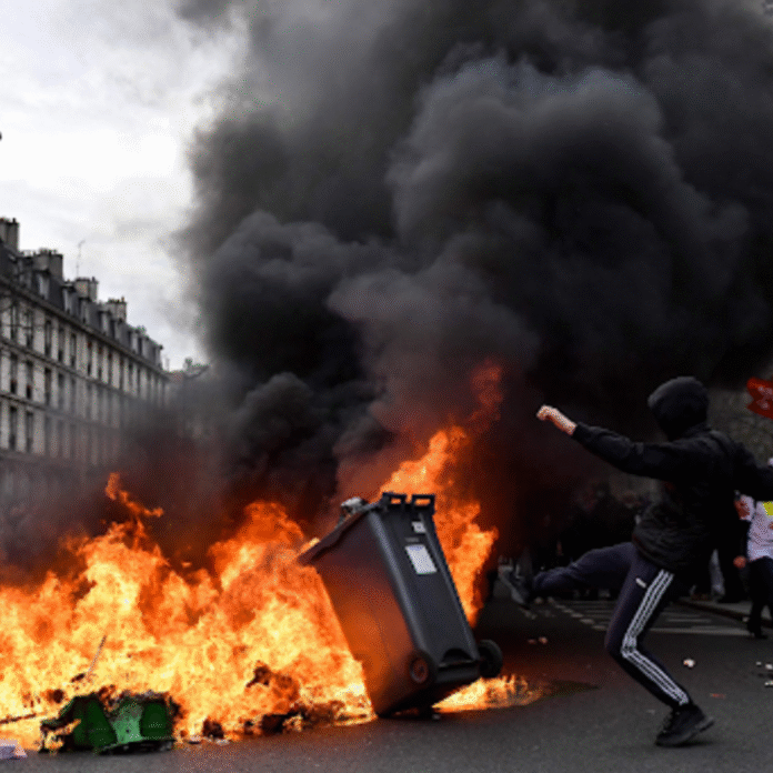 नेपाल के बाद फ्रांस में भी सरकार के खिलाफ प्रदर्शन:1 लाख लोग सड़कों पर, कई जगह आगजनी; 80 हजार पुलिसकर्मी तैनात, 200 उपद्रवी गिरफ्तार
