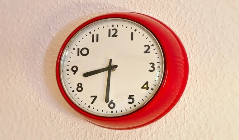 Vastu Tips: घड़ी की गलत दिशा घर में ला सकती है वास्तु दोष, तुरंत करें सुधार