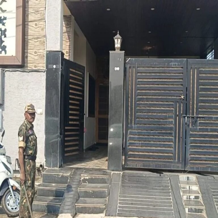 शराब-कोयला घोटाला केस में ACB-EOW की रेड:रायपुर में कारोबारी के घर दस्तावेज खंगाल रही टीम, बिलासपुर-दुर्ग में भी कार्रवाई