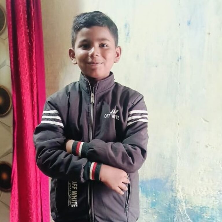 पंडाल में चल रही थी माता की आरती, बाहर हादसा:नो-एंट्री जोन में घुसे हाइवा की चपेट में आया मासूम, शरीर से अलग हुआ एक हाथ… लोगों ने तोड़फोड़ कर वाहन चालक को जमकर पीटा