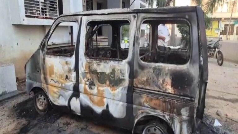 गुजरात के साबरकांठा में दो गुटों के बीच जमकर महाभारत, 30 से ज्यादा गाड़ियां फूंक डाली, 10 घायल