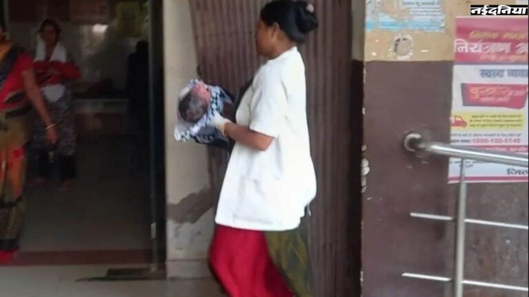 प्रसूता ने बीच सड़क पर ई-रिक्शा में दिया बच्चे को जन्म, पुलिसकर्मियों ने दी मानवता की मिसाल