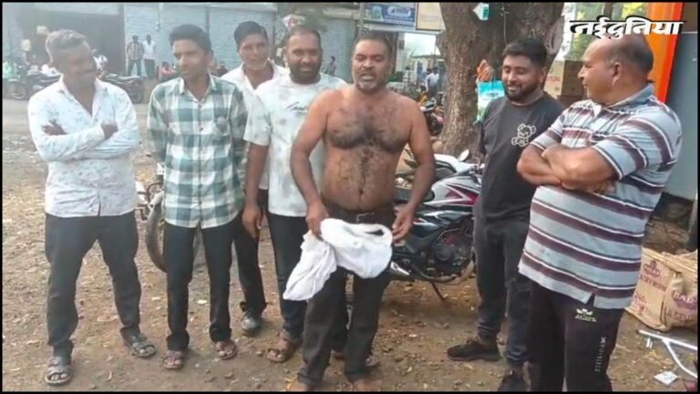 MP में किसान का अनूठा विरोध, फसल बीमा का लाभ मिलने तक अर्धनग्न रहेगा किशोर कुमार