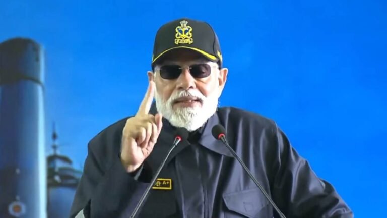 INS Vikrant पर नौसेना के जांबाजों संग दीपावली मना रहे पीएम मोदी, बोले- इसने पाकिस्तान की नींद उड़ा दी थी