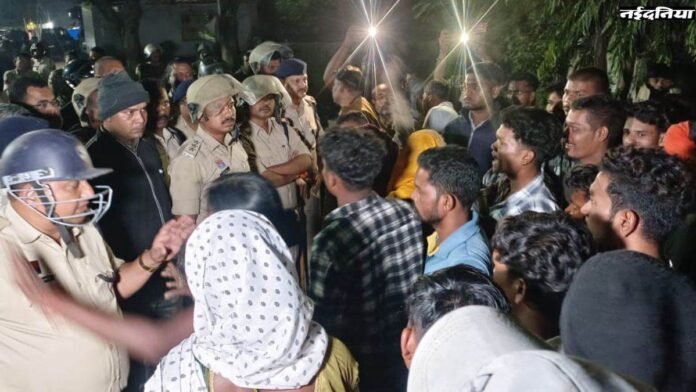 जुआ फड़ में पुलिस की दबिश के दौरान युवक कुएं में गिरने से युवक की मौत, ग्रामीणों ने जमकर किया हंगामा