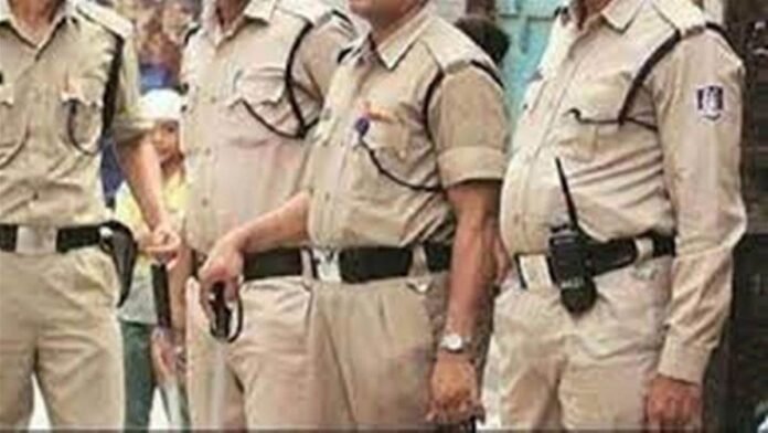MP: दतिया में पुलिस टीम पर ग्रामीणों का हमला: एएसआई और तीन आरक्षक लहूलुहान, मोबाइल भी छीने
