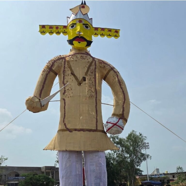 राजपरिवार ने पारम्परिक रीति रिवाज से किया रावण दहन:लोरमी में 45 फीट रावण का दहन, डिप्टी सीएम साव मुख्य अतिथि