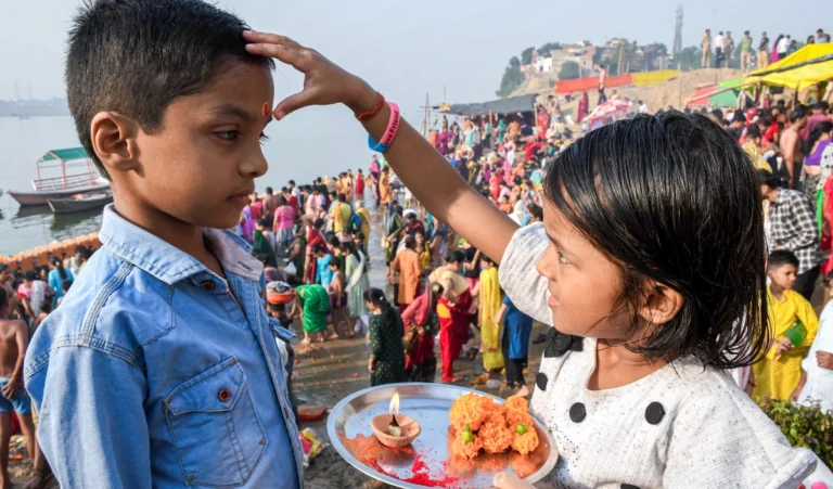 Bhai Dooj 2025: भाई-बहन के अटूट बंधन का महापर्व, जानें तिलक का सबसे शुभ मुहूर्त और पौराणिक महत्व