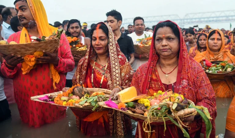 छठ पूजा का महापर्व: क्यों रखा जाता है 36 घंटे का निर्जला व्रत? जानें इसके नियम और अद्भुत लाभ