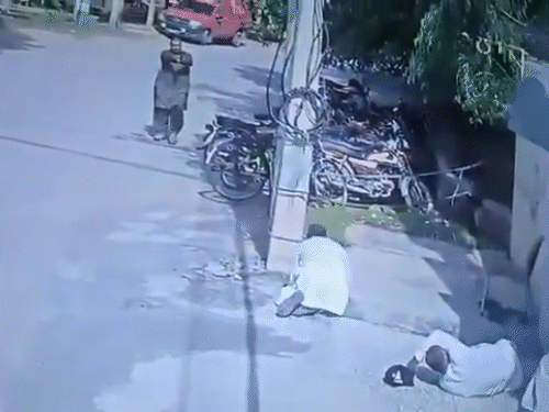 पाकिस्तान में नमाज पढ़ रहे अहमदिया मुस्लिमों पर फायरिंग:6 घायल, जवाबी कार्रवाई में हमलावर भी मारा गया