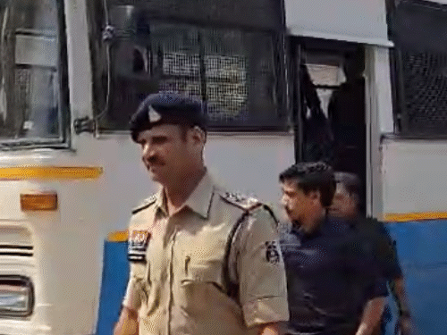 जगदलपुर में थोड़ी देर में 200 नक्सली सरेंडर करेंगे:3 बसों में लाए गए माओवादी; कार से पहुंचा सेंट्रल कमेटी मेंबर रूपेश